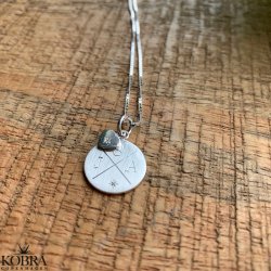 Rund "Rocket" krydsgravering halskde med sten i slv