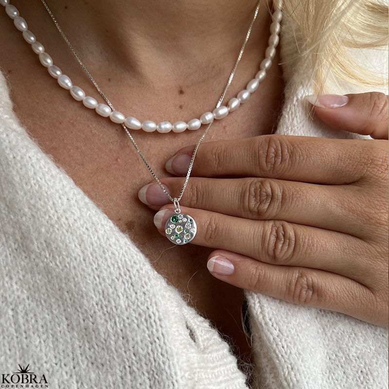 "Amalfi" halskde i hammerslet slv med grnne og gule sten