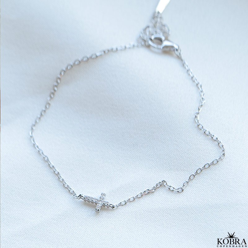 "Lucia" Slv armbnd med kors og zirkonia sten