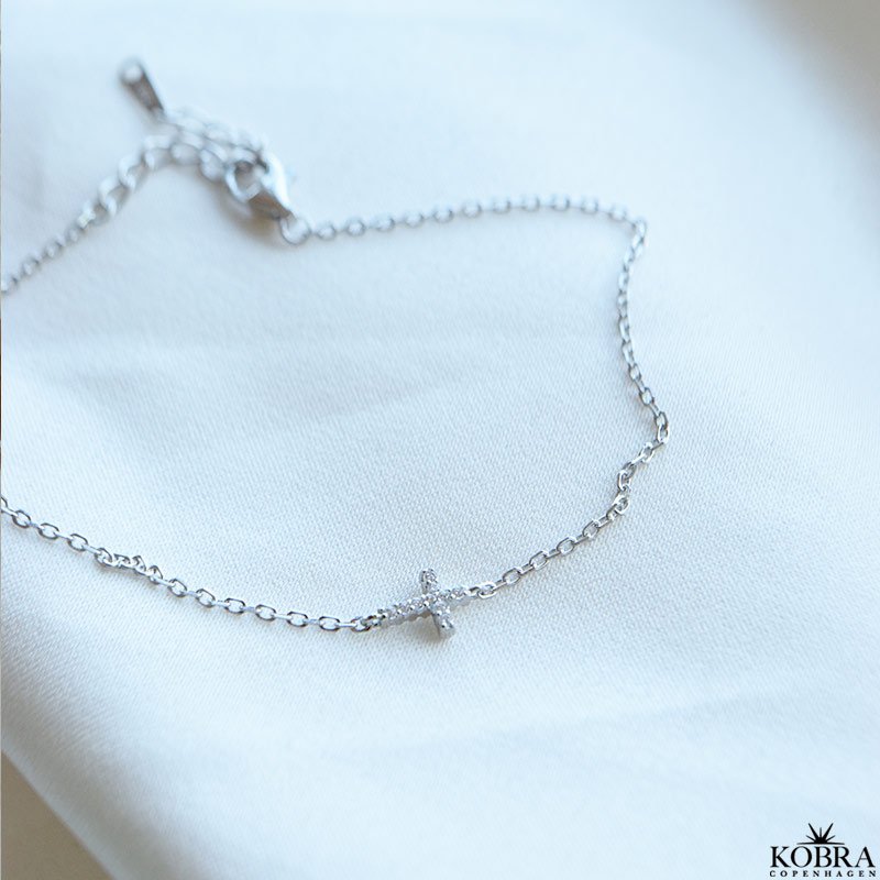 "Lucia" Slv armbnd med kors og zirkonia sten