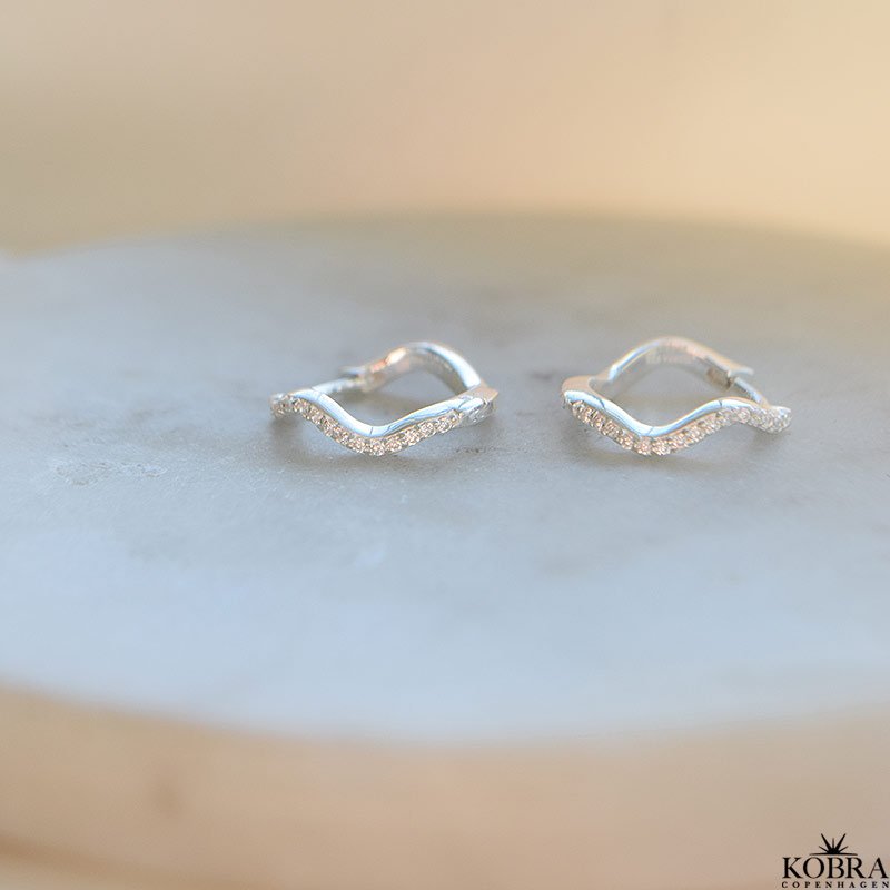 "Lake" Slv hoops med wavy design og hvide zirkonia