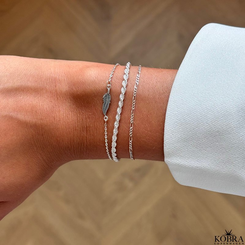 "Merle" fint slv armbnd med lille fjer