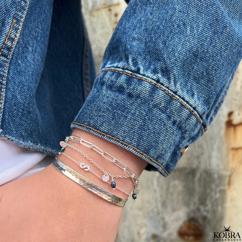 "Alias" silver bracelet with silver letter