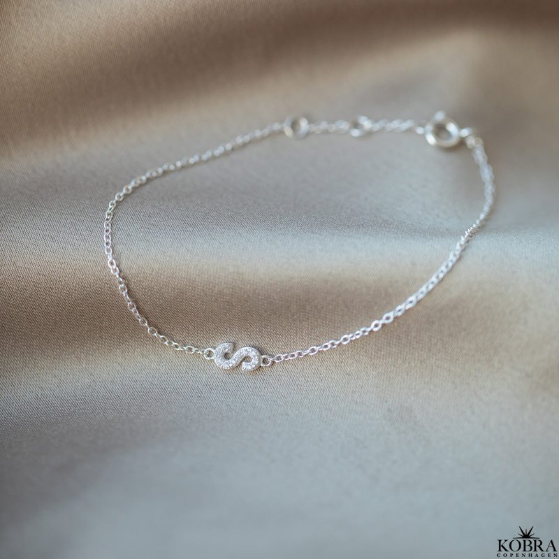 "Alias" silver bracelet with silver letter