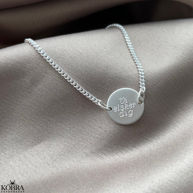 "Parker" 2 mm panzer armbnd i slv med personlig graveret amulet