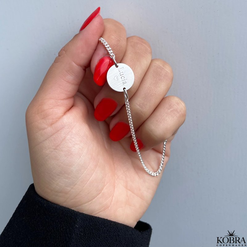 "Parker" 2 mm panzer armbnd i slv med personlig graveret amulet