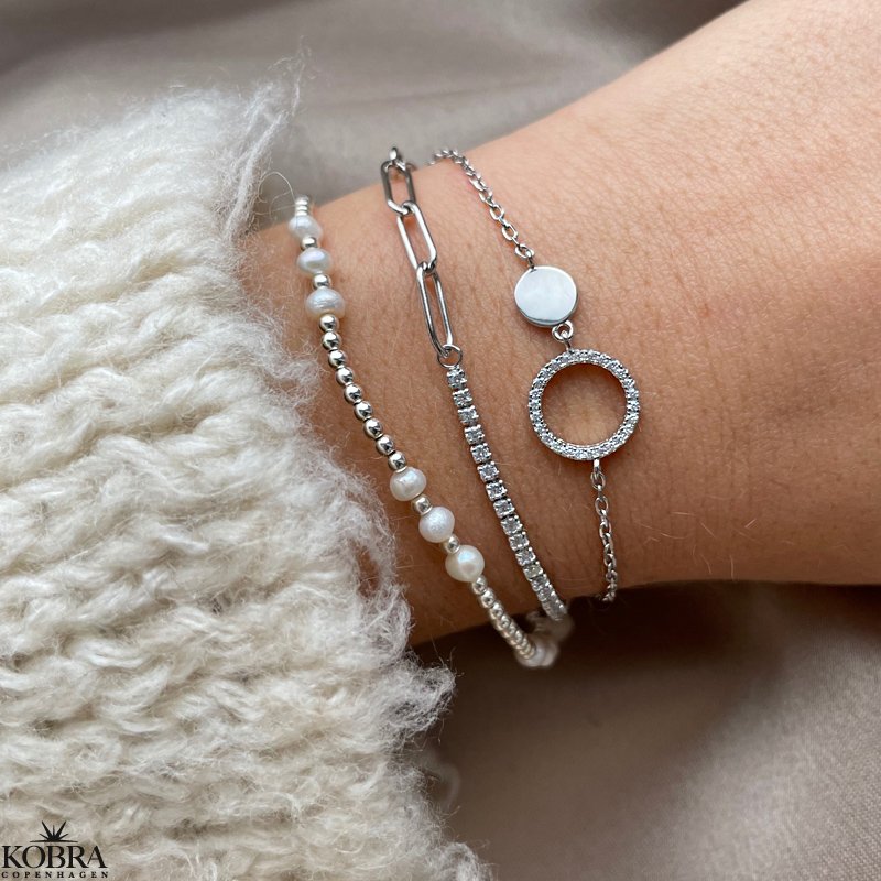 "Polo" slv armbnd med lille cirkel og hvide sten