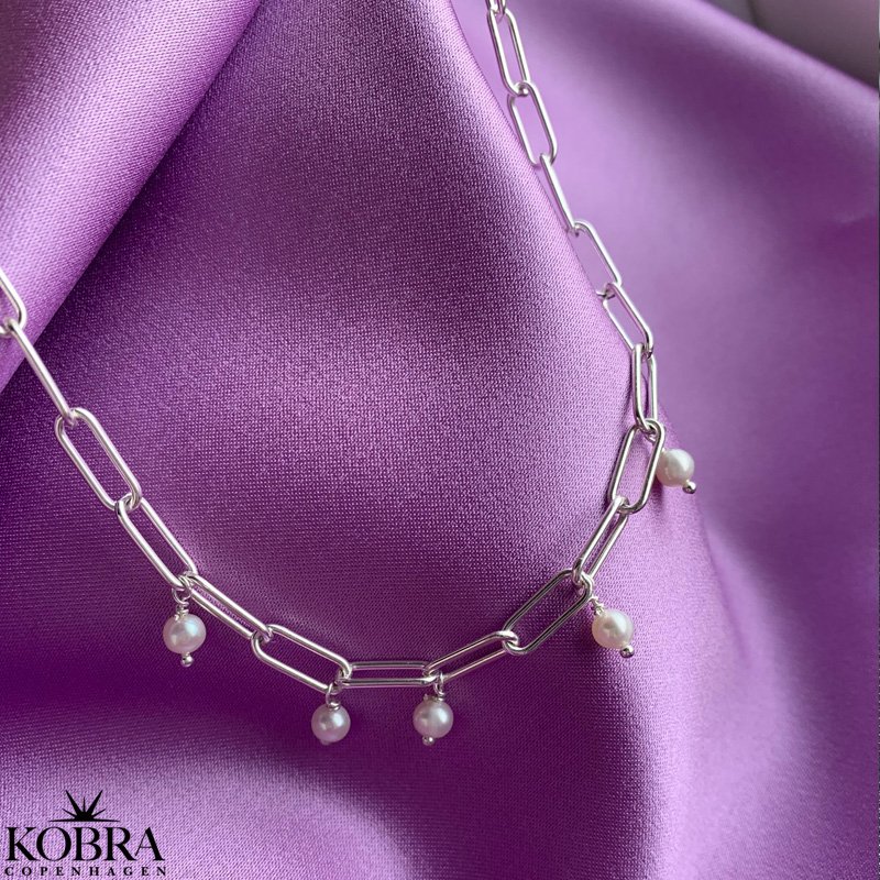 "Picola" smuk chunky slvhalskde med hvide ferskvandsperler