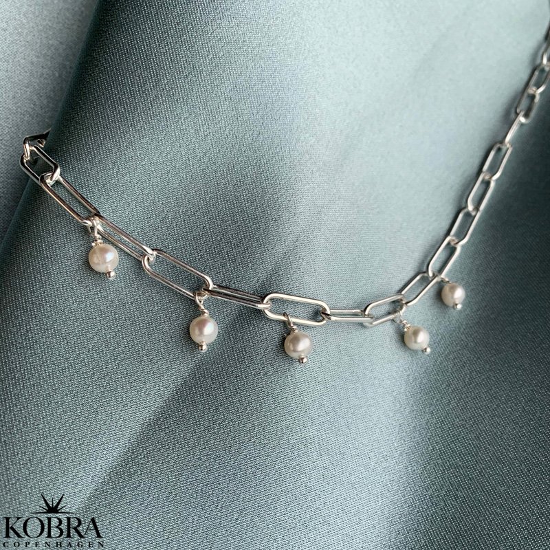 "Picola" smuk chunky slvhalskde med hvide ferskvandsperler