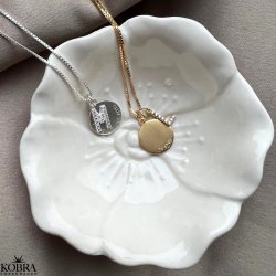 "Journal" slv amulet halskde med gravering samt bogstav med hvide sten