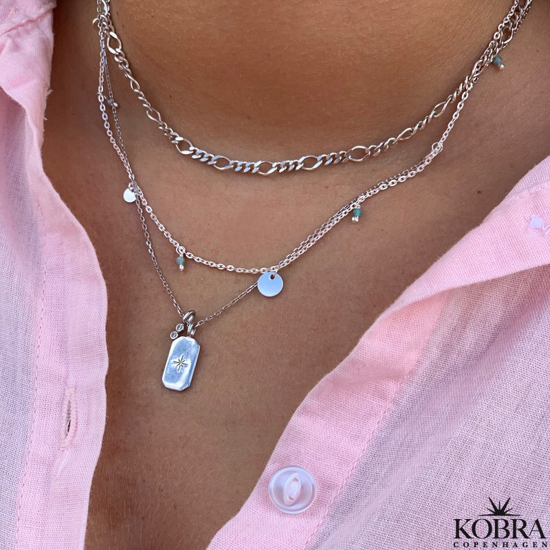 "Katy" 18 karat forgyldt halskde med guld amuletter og bl Amazonit sten