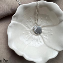 "Journal" slv amulet halskde med gravering samt bogstav med hvide sten