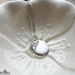 "Journal" slv amulet halskde med gravering samt bogstav med hvide sten