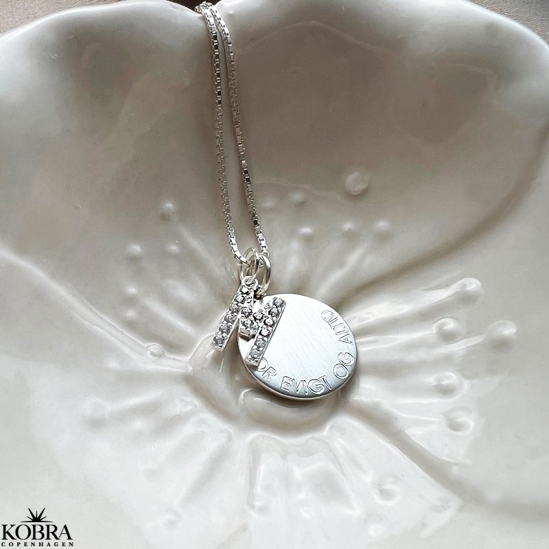 "Journal" slv amulet halskde med gravering samt bogstav med hvide sten