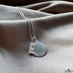 "Journal" slv amulet halskde med gravering samt bogstav med hvide sten