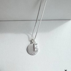 "Journal" slv amulet halskde med gravering samt bogstav med hvide sten