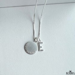 "Journal" slv amulet halskde med gravering samt bogstav med hvide sten