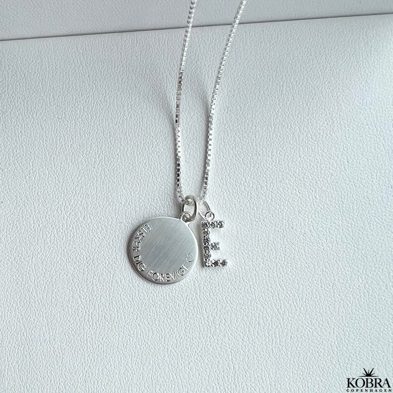 "Journal" slv amulet halskde med gravering samt bogstav med hvide sten