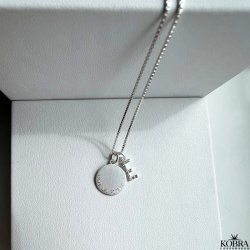 "Journal" slv amulet halskde med gravering samt bogstav med hvide sten