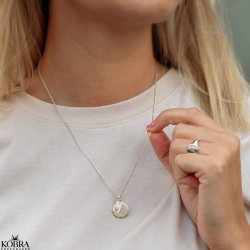 "Journal" slv amulet halskde med gravering samt bogstav med hvide sten