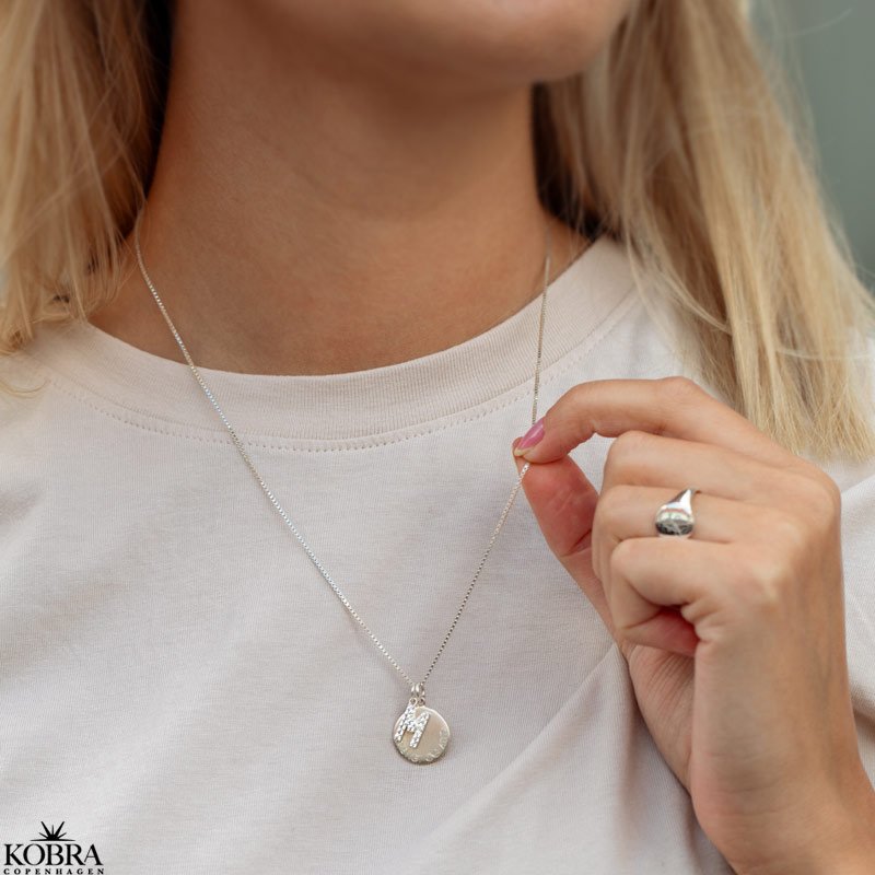 "Journal" slv amulet halskde med gravering samt bogstav med hvide sten