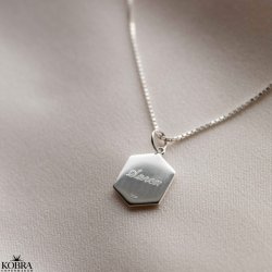 "Hero" 6 kantet lille slv halskde inklusiv personlig gravering