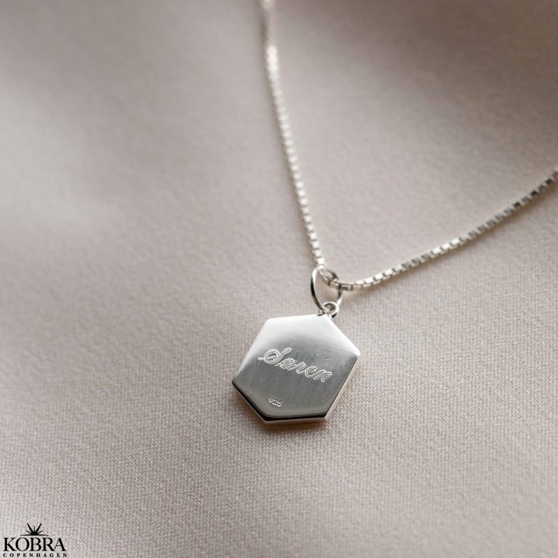 "Hero" 6 kantet lille slv halskde inklusiv personlig gravering