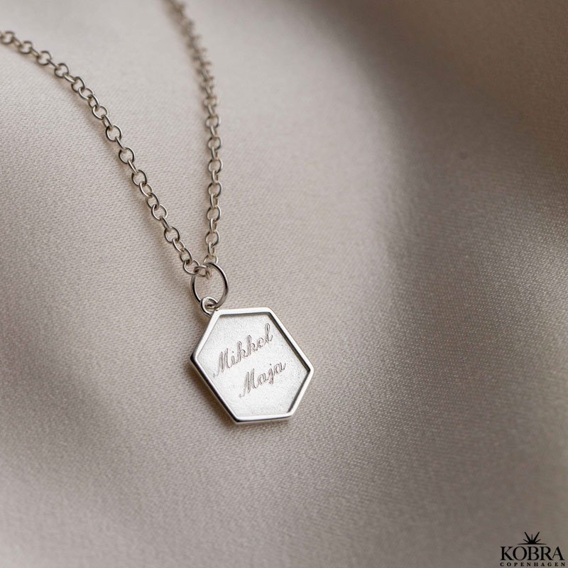 "Hero" 6 kantet lille slv halskde inklusiv personlig gravering