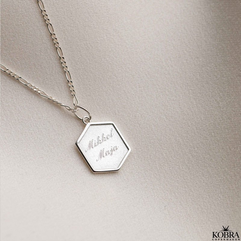 "Hero" 6 kantet lille slv halskde inklusiv personlig gravering