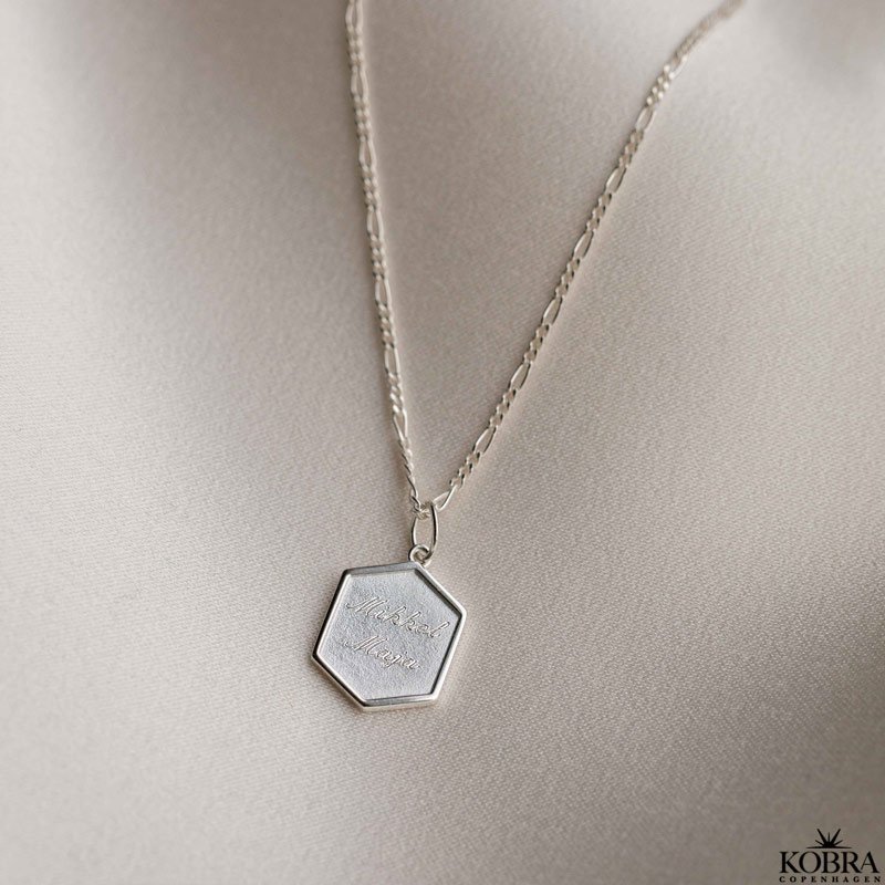 "Hero" 6 kantet lille slv halskde inklusiv personlig gravering