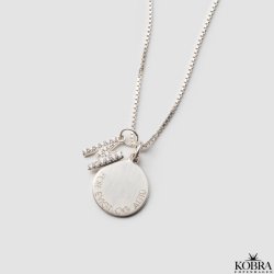 "Journal" slv amulet halskde med gravering samt bogstav med hvide sten