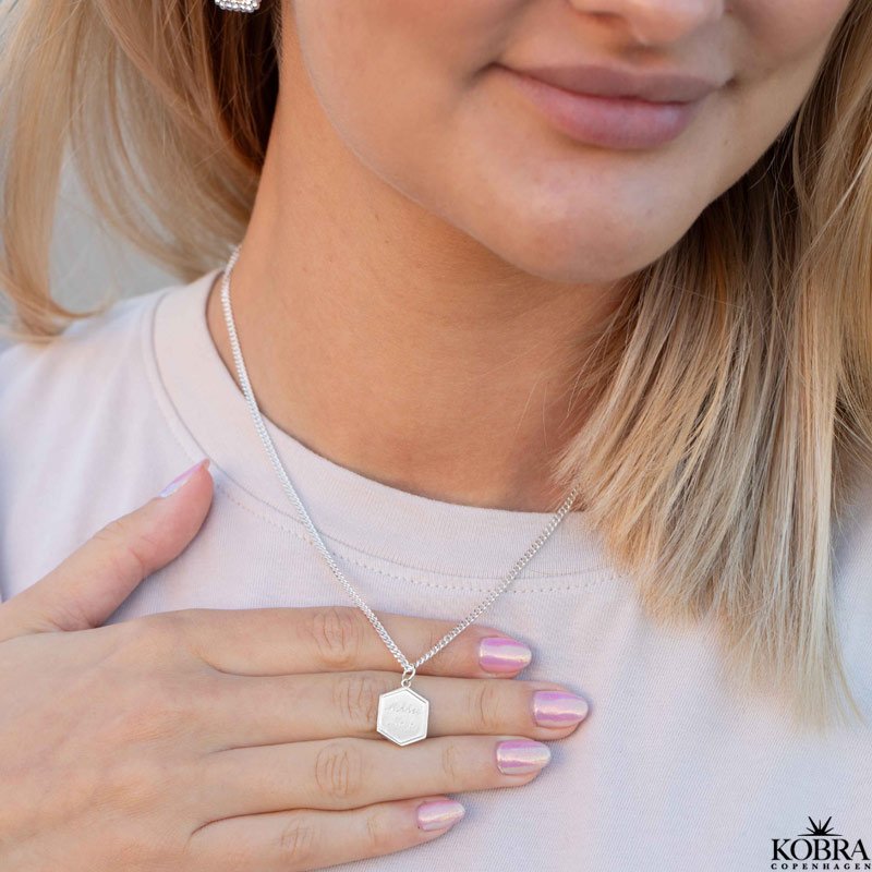 "Hero" 6 kantet lille slv halskde inklusiv personlig gravering