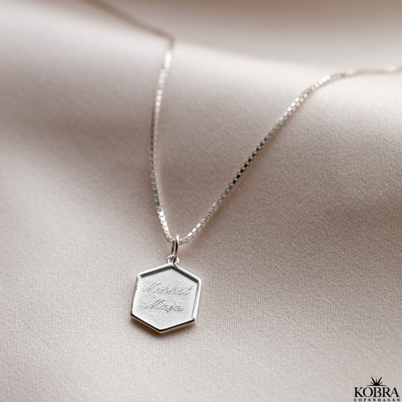 "Hero" 6 kantet lille slv halskde inklusiv personlig gravering