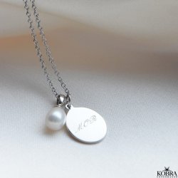 "Treasure" halskde i slv inklusiv din gravering samt hvid ferskvandsperle