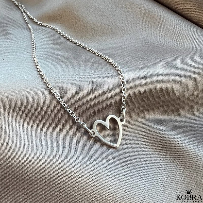 "LOVE" enkel slvhalskde med slvhjerte