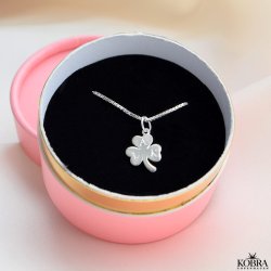 "Bellis" treklver slv halskde inklusiv personlig gravering