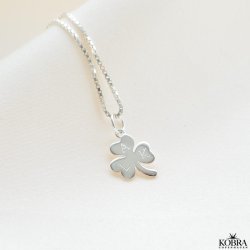 "Bellis" treklver slv halskde inklusiv personlig gravering