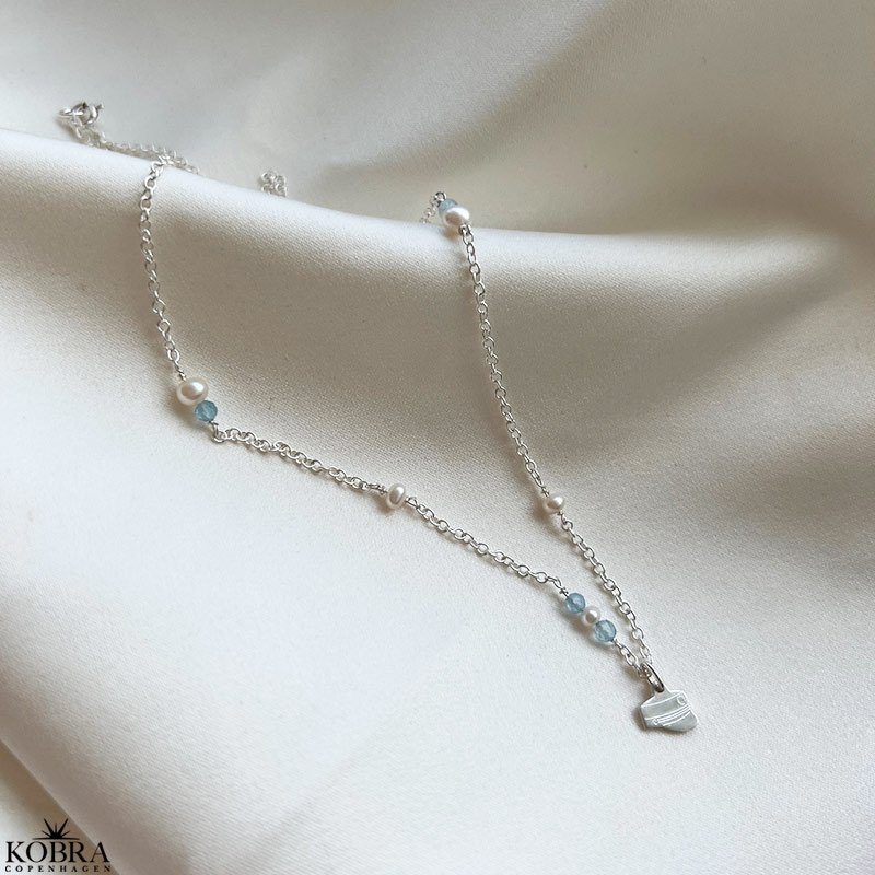 Studenter halskde i slv med hue-vedhng og bl akvamariner