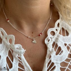 Studenter halskde i slv med hue-vedhng og rde perler