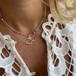 Studenter halskde i slv med hue-vedhng og rde perler