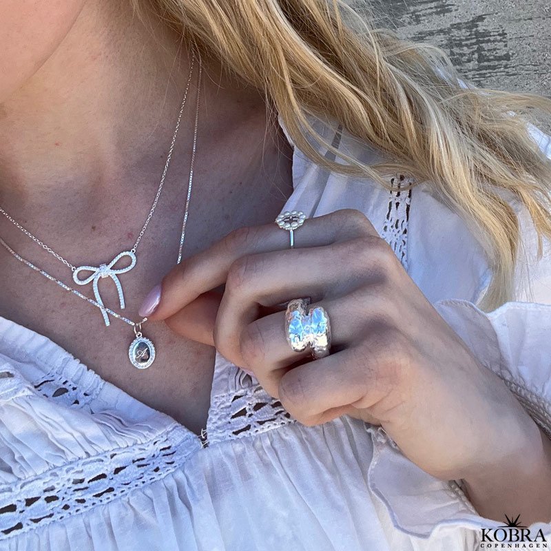 "Dazzling" slv halskde med sten og gravering