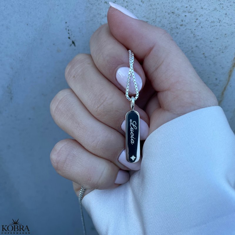 "Breeze" slv halskde med indgravering samt hvid smuk sten