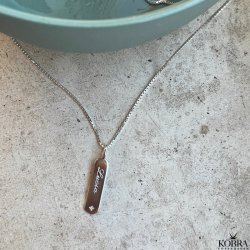 "Breeze" slv halskde med indgravering samt hvid smuk sten