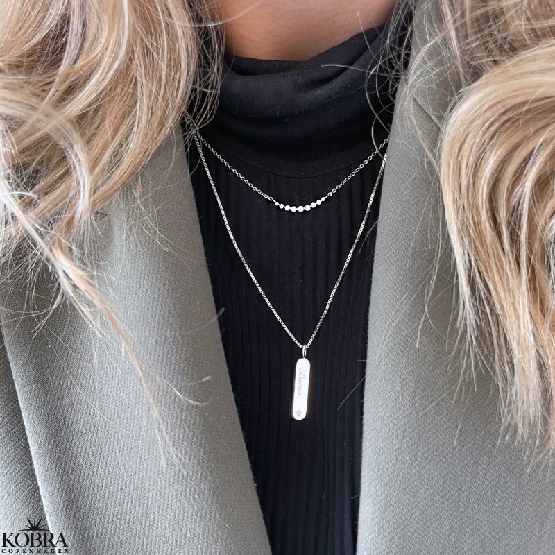 "Breeze" slv halskde med indgravering samt hvid smuk sten