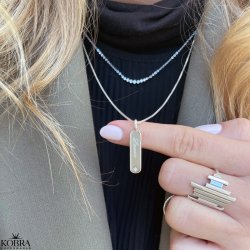 "Breeze" slv halskde med indgravering samt hvid smuk sten