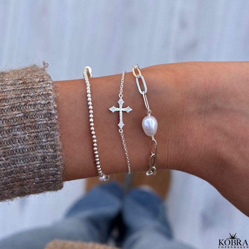 Slv armbnd "Alma" med slvkugler og en lille ferskvandsperle - one size, passer til alle!