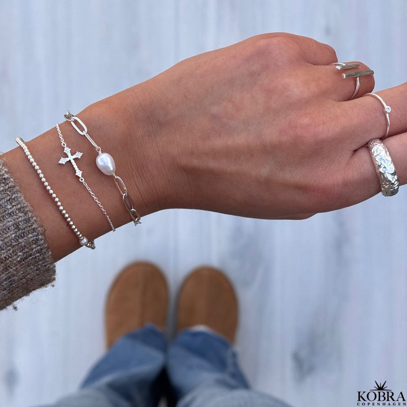 Slv armbnd "Alma" med slvkugler og en lille ferskvandsperle - one size, passer til alle!