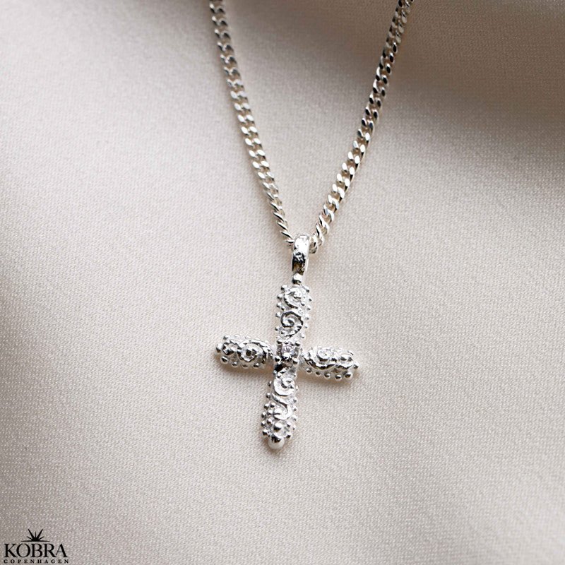 "Blessed" kors halskde med lille sten i slv