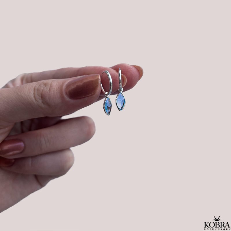 "Lyra" sm slv hoops med bl glassten