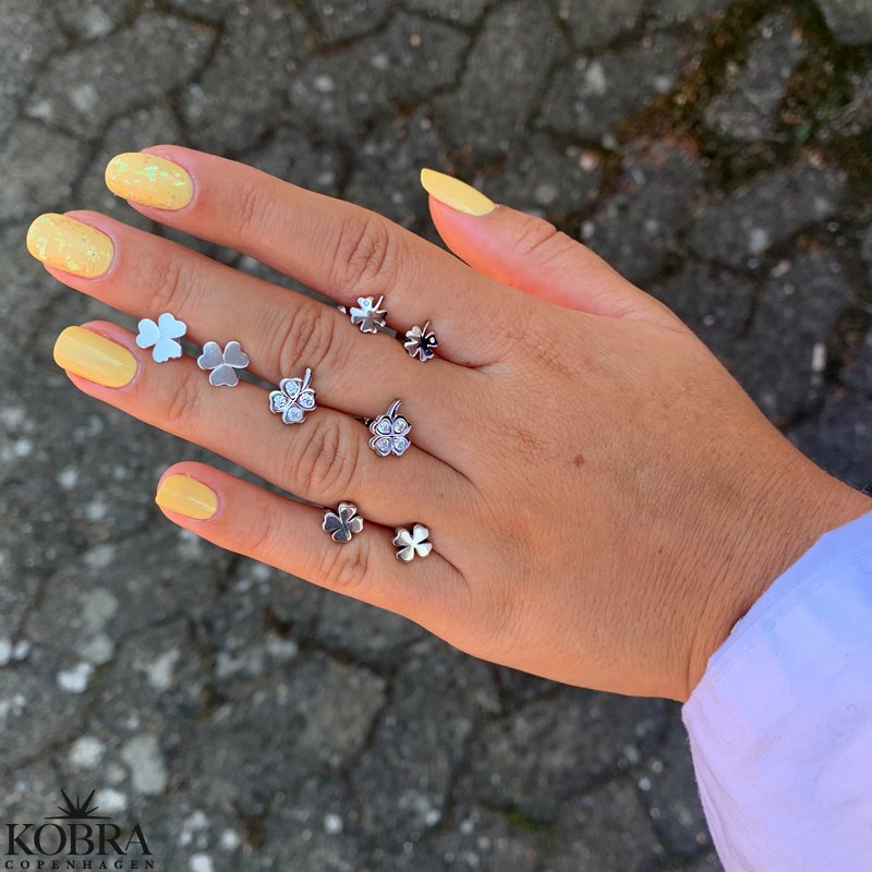 Sm firklver slv reringe med hvide sten